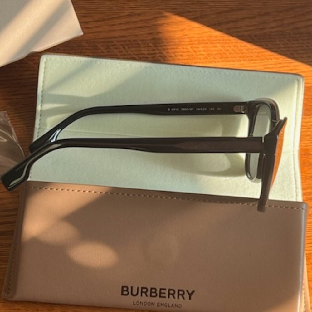 BURBERRY London England Sunglasses - Picture 4 of 7